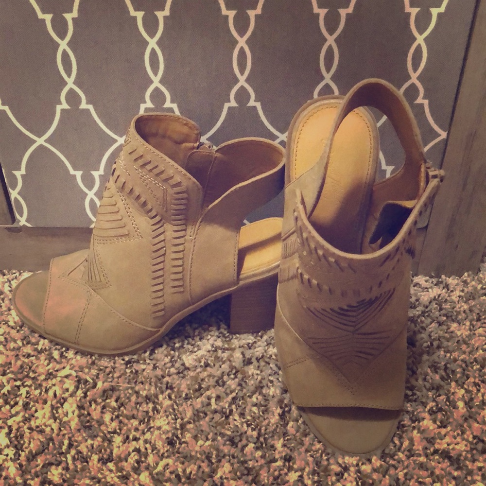 Brown/tan open toe sandals